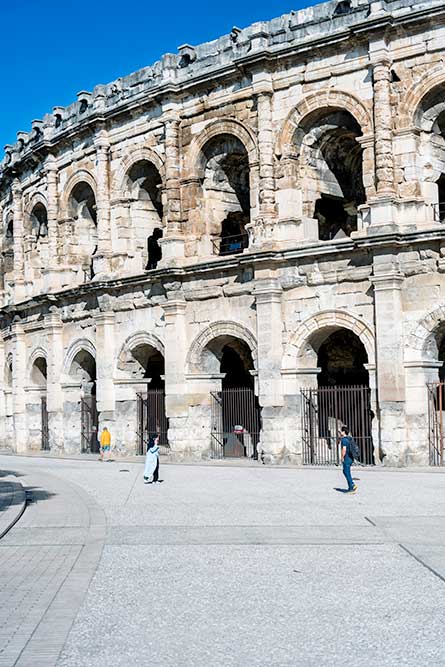 Caption 3 - Nîmes