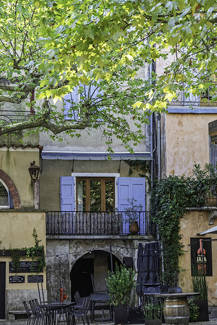 Coloured shutters in Sauve